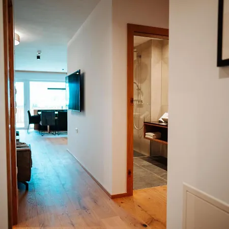Large With Balcony Terrace, On Ski Slope 라우리스